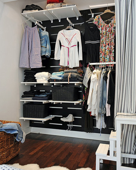 Фотография: Гардеробная в стиле Скандинавский, Спальня, Интерьер комнат, Мебель и свет, Цвет в интерьере, Белый, Гардероб – фото на INMYROOM