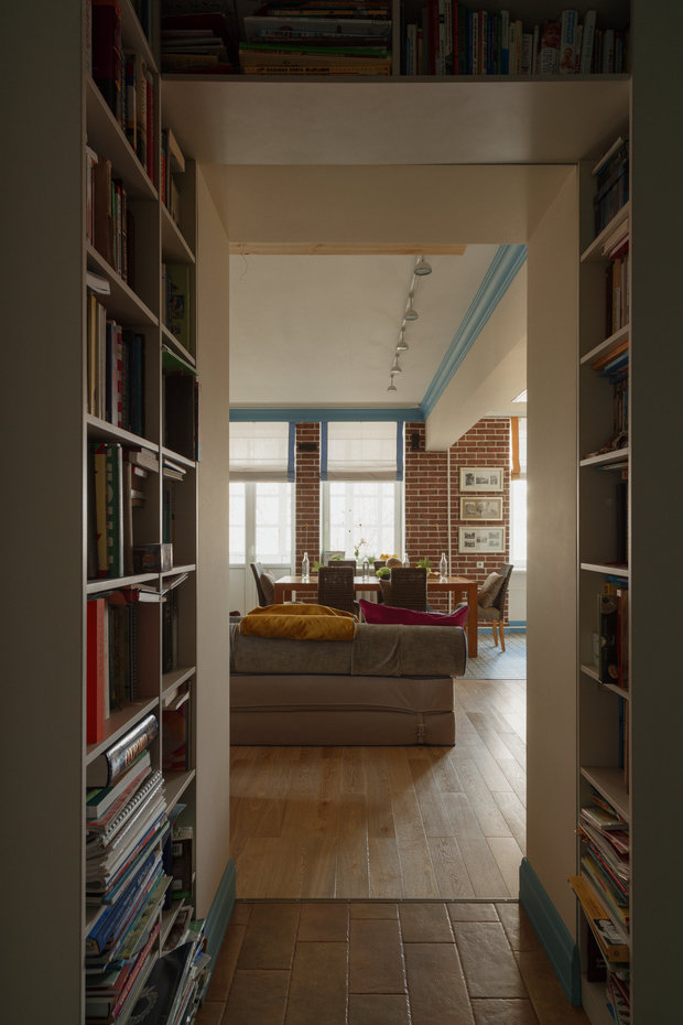 Фотография: Прихожая в стиле Скандинавский, Лофт, Эклектика, Квартира, Teak House, Белый, Проект недели, Москва, Бежевый, Синий, Голубой, Коричневый, ИКЕА, Manders, маленькая кухня, белая гостиная, порядок в детской, хранение книг в небольшой квартире, системы хранения для коридора, декор интерьера в скандинавском стиле, Анна Смирнова, Vesna-Leto – фото на INMYROOM