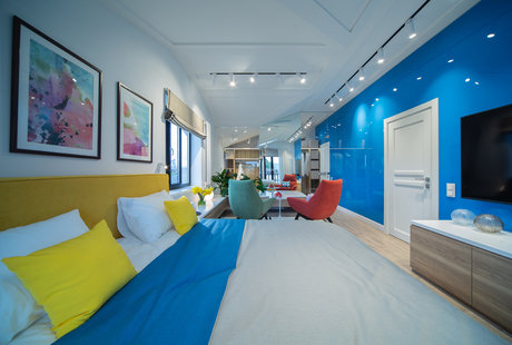 Люкс с парящей кроватью и стеклянной стеной