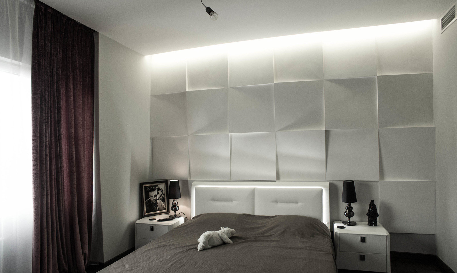 Интерьер спальни в современном стиле с декоративной стеной и кроватью Интерьер спальни в современном стиле с декоративной стеной и кроватью