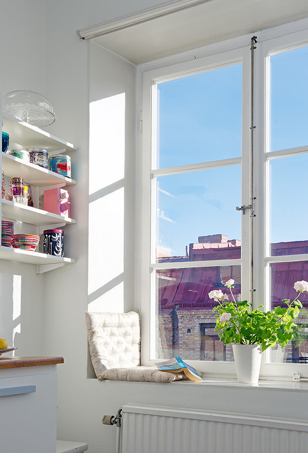 Фотография: Кухня и столовая в стиле Скандинавский, Современный, Декор интерьера, Интерьер комнат, Мебель и свет, Цвет в интерьере, Белый, Тема месяца, Окна – фото на INMYROOM