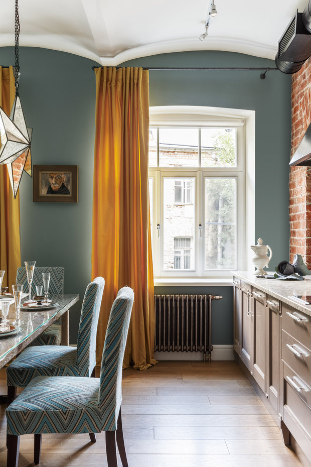 Фотография: Кухня и столовая в стиле Лофт, Эклектика, Квартира, Проект недели, Москва, Сергей Красюк, Старый фонд, Кирпичный дом, 4 и больше, Более 90 метров, Мария Пилипенко – фото на INMYROOM