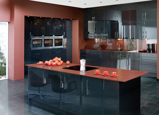 Фотография: Кухня и столовая в стиле Хай-тек, Декор интерьера, Дизайн интерьера, Цвет в интерьере, Черный, Пол – фото на INMYROOM