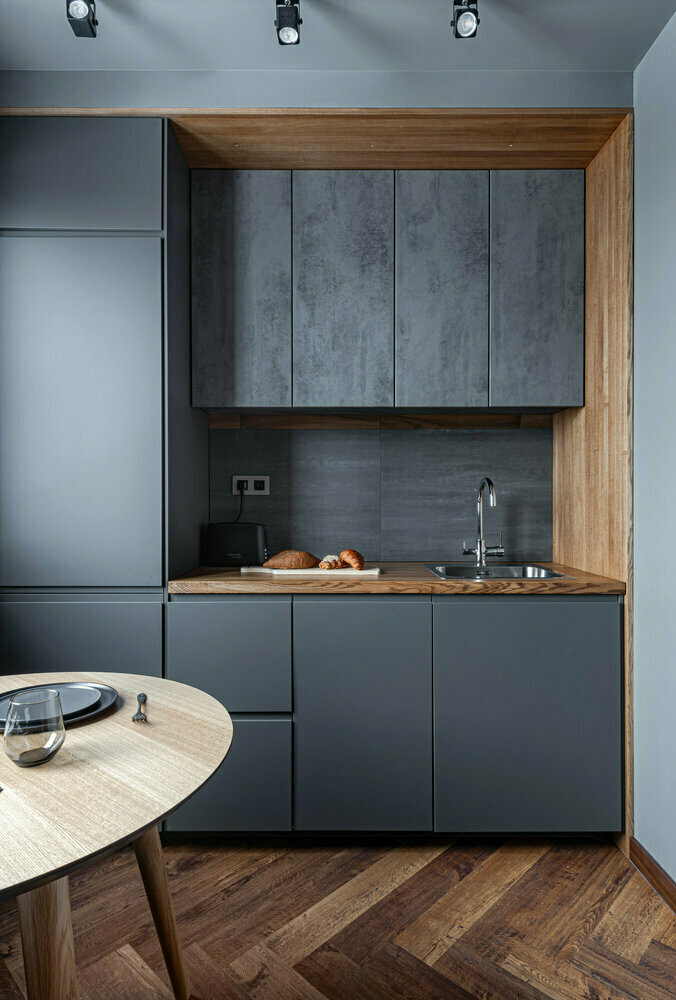 В первоначальном проекте столешница и фартук должны были быть из кварцевого агломерата. Но к моменту заказа бюджет на проект был урезан. Я предложила в цену столешницы из ЛДСП сделать деревянную из массива ясеня. Столешница на оба участка кухни обошлась в 70 тысяч рублей. В первоначальном проекте столешница и фартук должны были быть из кварцевого агломерата. Но к моменту заказа бюджет на проект был урезан. Я предложила в цену столешницы из ЛДСП сделать деревянную из массива ясеня. Столешница на оба участка кухни обошлась в 70 тысяч рублей.