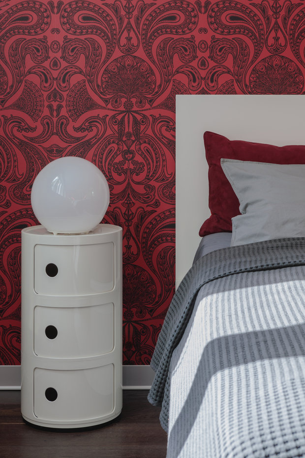 Фотография: Спальня в стиле Современный, Квартира, Проект недели, Москва, Михаил Новинский, Samsung, Кирпичный дом, 3 комнаты, Более 90 метров, интерьерный телевизор, the serif – фото на INMYROOM