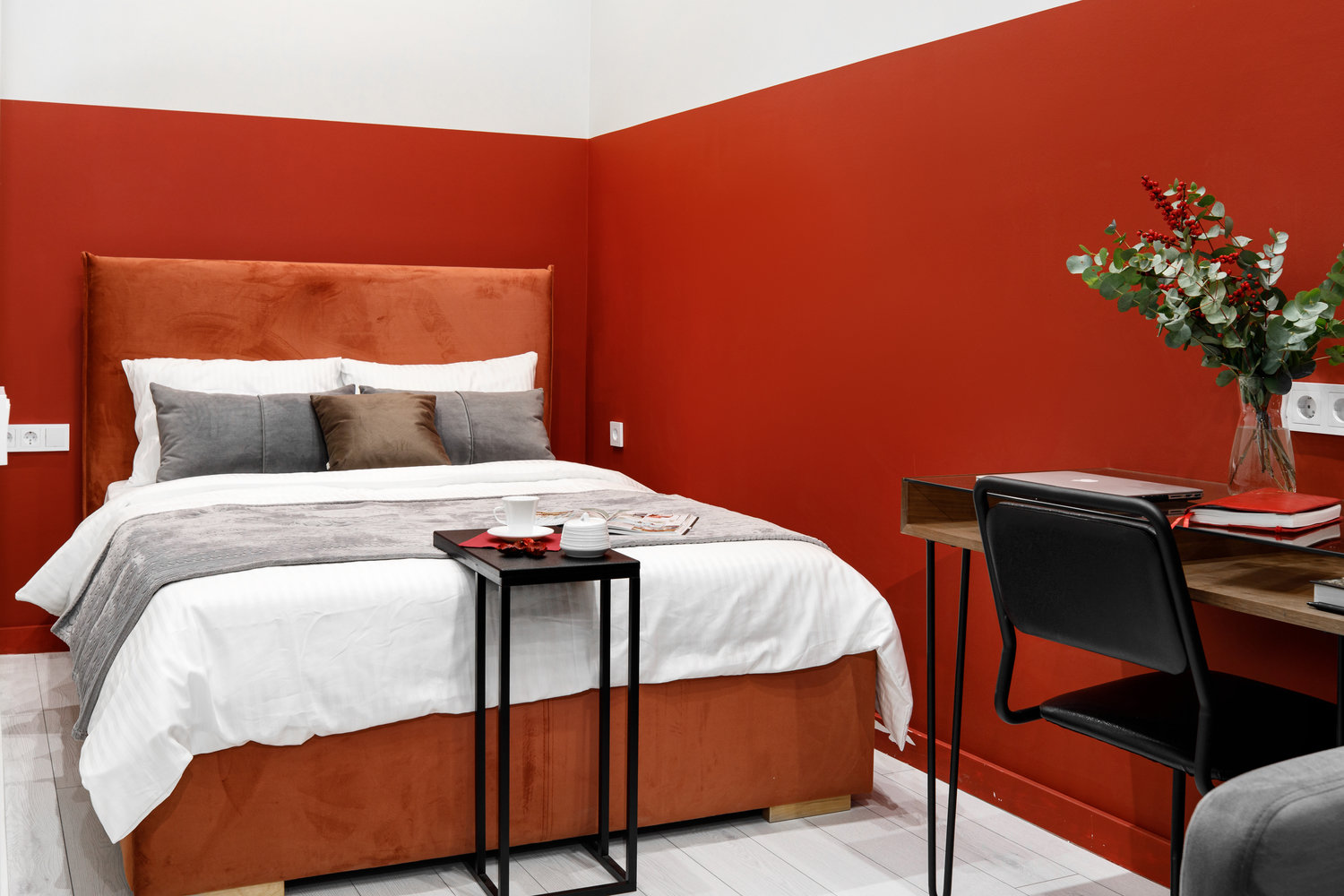 В спальной зоне поставили довольно простую кровать без декора, зато купили хороший матрас для комфортного сна.