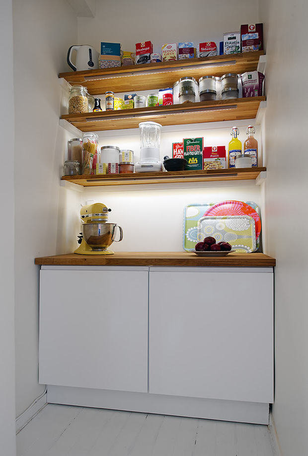 Фотография: Кухня и столовая в стиле Скандинавский, Современный, Декор интерьера, Интерьер комнат, Мебель и свет, Цвет в интерьере, Белый, Тема месяца, Окна – фото на INMYROOM