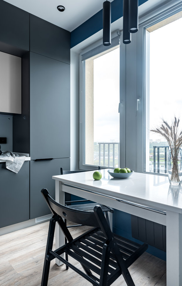 Стол недорогой, но со столешницей из керамогранита.