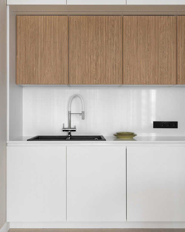 Фасады кухни — МДФ с крашеной эмалью. Средний ряд фасадов выполнен из шпона.