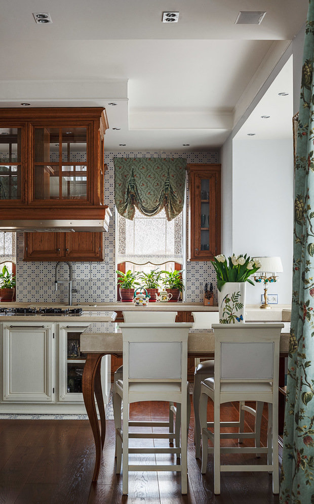 Фотография: Кухня и столовая в стиле Классический, Дом, Проект недели, Дом и дача, Московская область, Сергей Красюк, мансарда в загородном доме, Елена Лапшина, Berloga, комната для подростка, детская для девочки – фото на INMYROOM