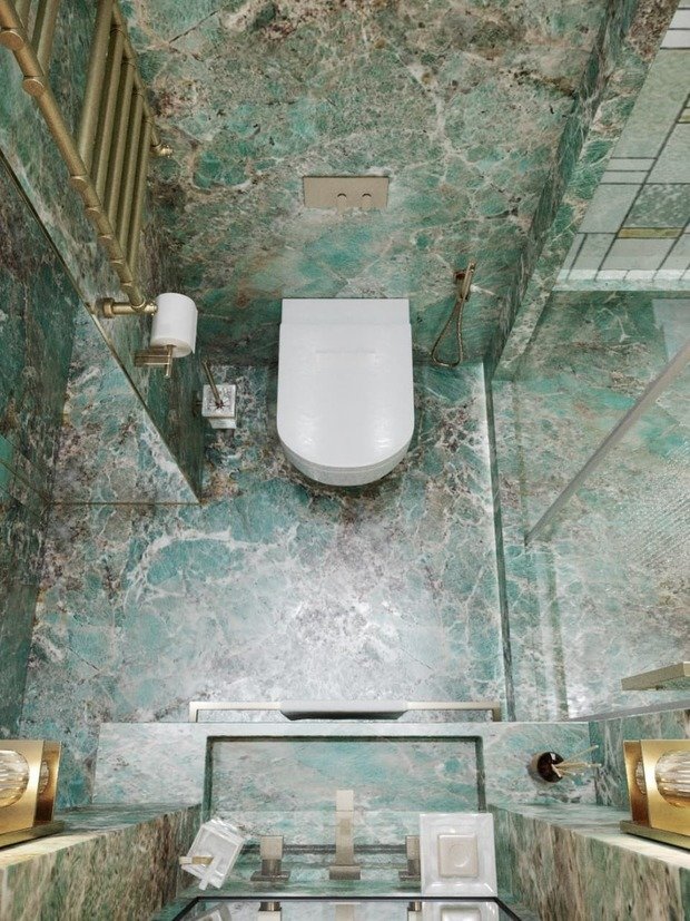 Интерьер ванной в классическом стиле с отделкой из зеленого мрамора