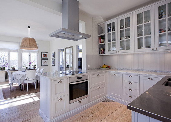 Фотография: Кухня и столовая в стиле Скандинавский, Дом, Швеция, Цвет в интерьере, Дома и квартиры, Белый – фото на INMYROOM