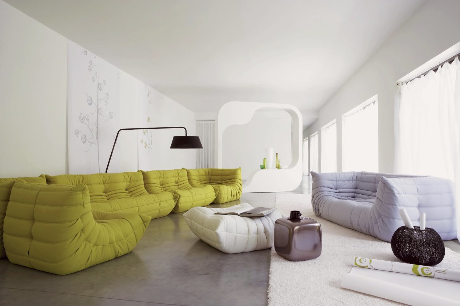 Фотография: Гостиная в стиле Современный, Декор интерьера, Vitra, Мебель и свет, Диван – фото на INMYROOM