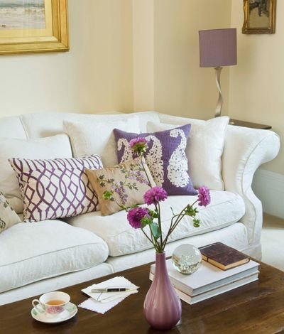 Фотография: Гостиная в стиле Прованс и Кантри, Декор интерьера, Малогабаритная квартира, Квартира, Интерьер комнат, Декор, Мебель и свет, Советы, дизайн гостиной, идеи для гостиной, маленькая гостиная, как увеличить маленькую гостиную, идеи для маленькой гостиной, мебель для маленькой гостиной, планировка маленькой гостиной – фото на INMYROOM