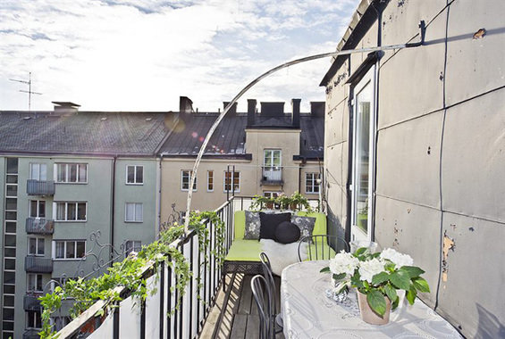 Фотография: Балкон в стиле Прованс и Кантри, Гардеробная, Скандинавский, Малогабаритная квартира, Квартира, Швеция, Цвет в интерьере, Дома и квартиры, Белый – фото на INMYROOM