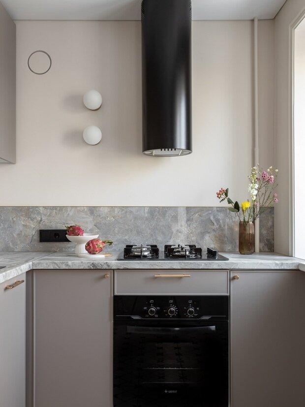 Фотография: Кухня и столовая в стиле Современный, Минимализм, Квартира, Проект недели, Челябинск, Хрущевка, Кирпичный дом, 2 комнаты, 40-60 метров, Мария Тарташник – фото на INMYROOM