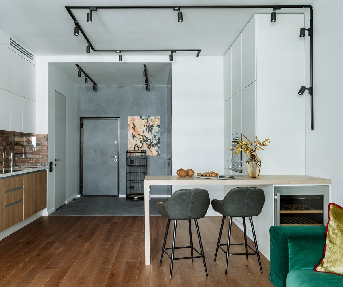 Под барной стойкой установлен винный шкаф, развернут в сторону дивана. Под барной стойкой установлен винный шкаф, развернут в сторону дивана.