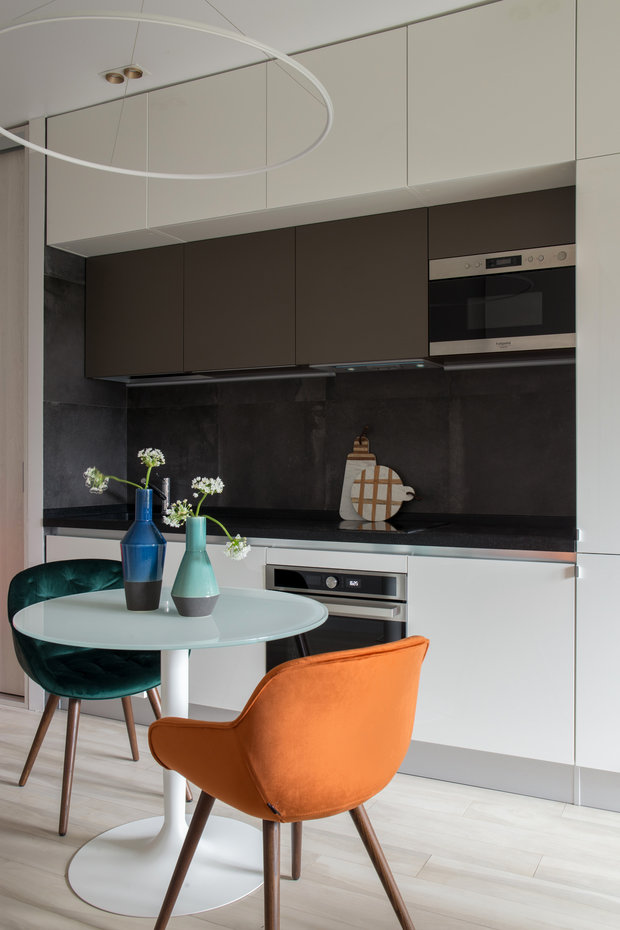 Фотография: Кухня и столовая в стиле Современный, Малогабаритная квартира, Квартира, Проект недели, Москва, 2 комнаты, до 40 метров, Яна Рябченко, Yosign – фото на INMYROOM