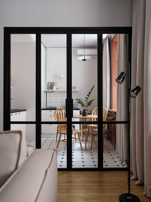 Фотография: Кухня и столовая в стиле Скандинавский, Современный, Минимализм, Квартира, Проект дня, Москва, Сталинка, Кирпичный дом, 2 комнаты, 40-60 метров, Sams.Interior, Анна Мальцева, Винтажный – фото на INMYROOM