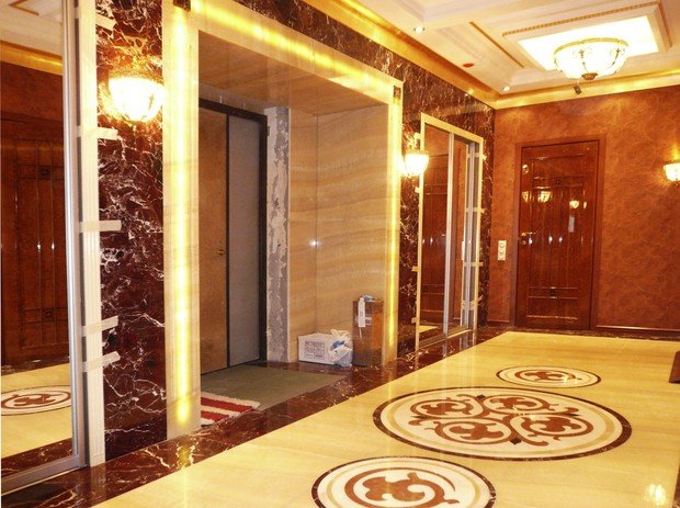 Интерьер прихожей в классическом стиле с отделкой из мрамора
