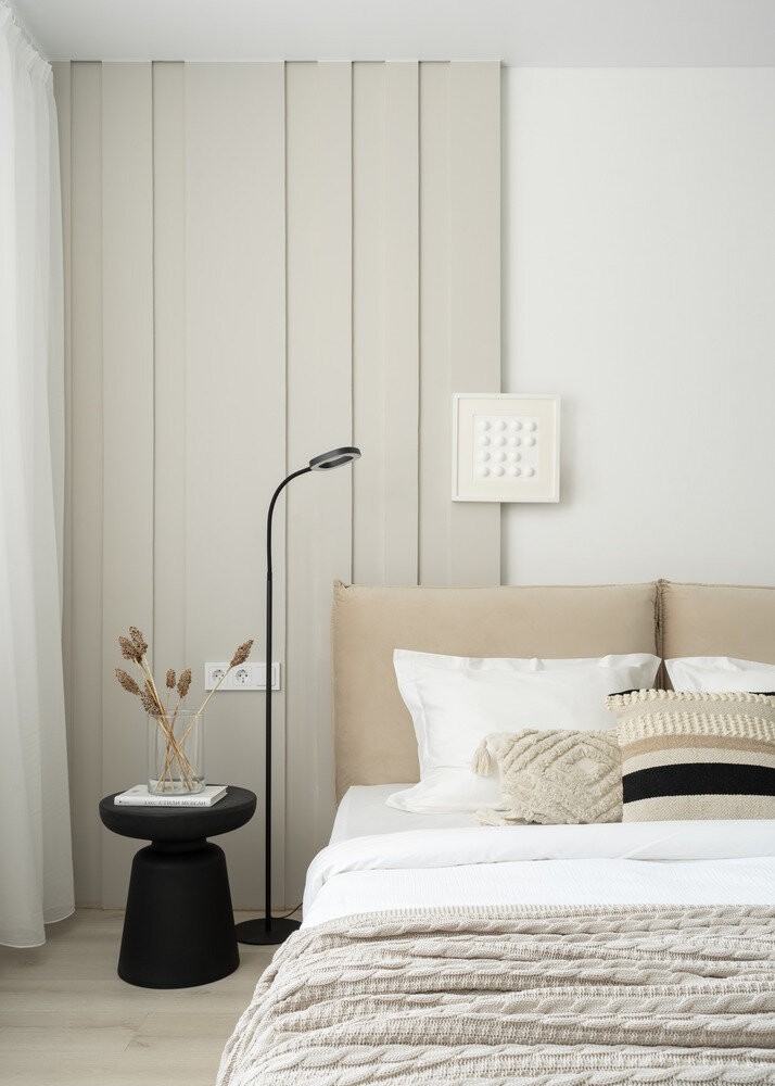 Небольшая, но милая сердцу деталь — это мини-картина в изголовье кровати, которая была изготовлена дизайнером из подручных средств буквально накануне фотосъемки квартиры. Объемная вещица по мотивам популярной детской игры pop-it. Небольшая, но милая сердцу деталь — это мини-картина в изголовье кровати, которая была изготовлена дизайнером из подручных средств буквально накануне фотосъемки квартиры. Объемная вещица по мотивам популярной детской игры pop-it.