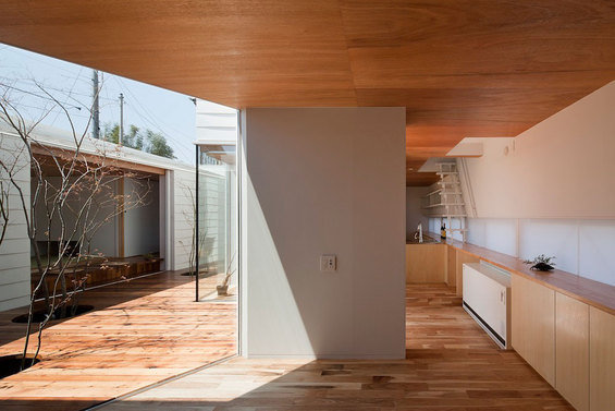 Фотография: Кухня и столовая в стиле Минимализм, Дом, Дома и квартиры, Япония – фото на INMYROOM