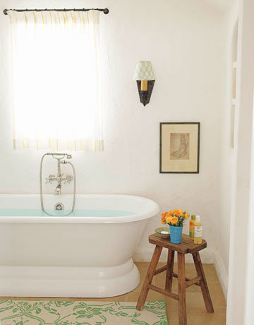 Фотография: Ванная в стиле Прованс и Кантри, Декор интерьера, Квартира, Дом, Декор дома, Люди, Картины – фото на INMYROOM