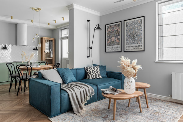 Изначально в проекте была заложена инженерная доска на пол, но в процессе реализации решили сэкономить и заменить ее на кварцевый ламинат.