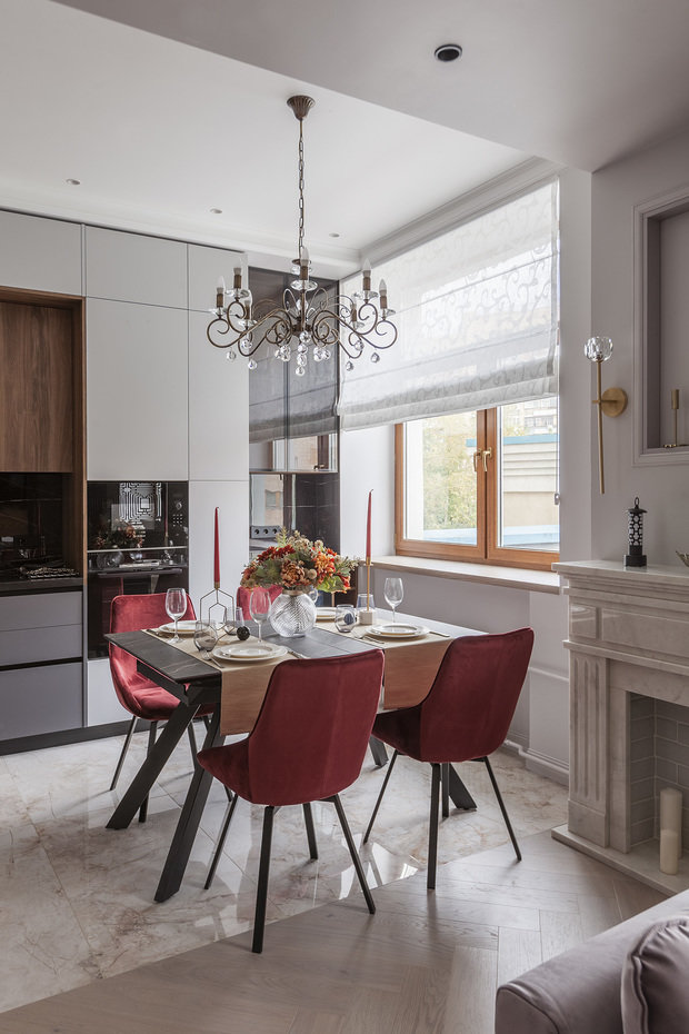 Стол раздвижной, столешница сделана из керамогранита и не боится воды, грязи. Стулья вращающиеся: удобно, что их не нужно отодвигать каждый раз при использовании.