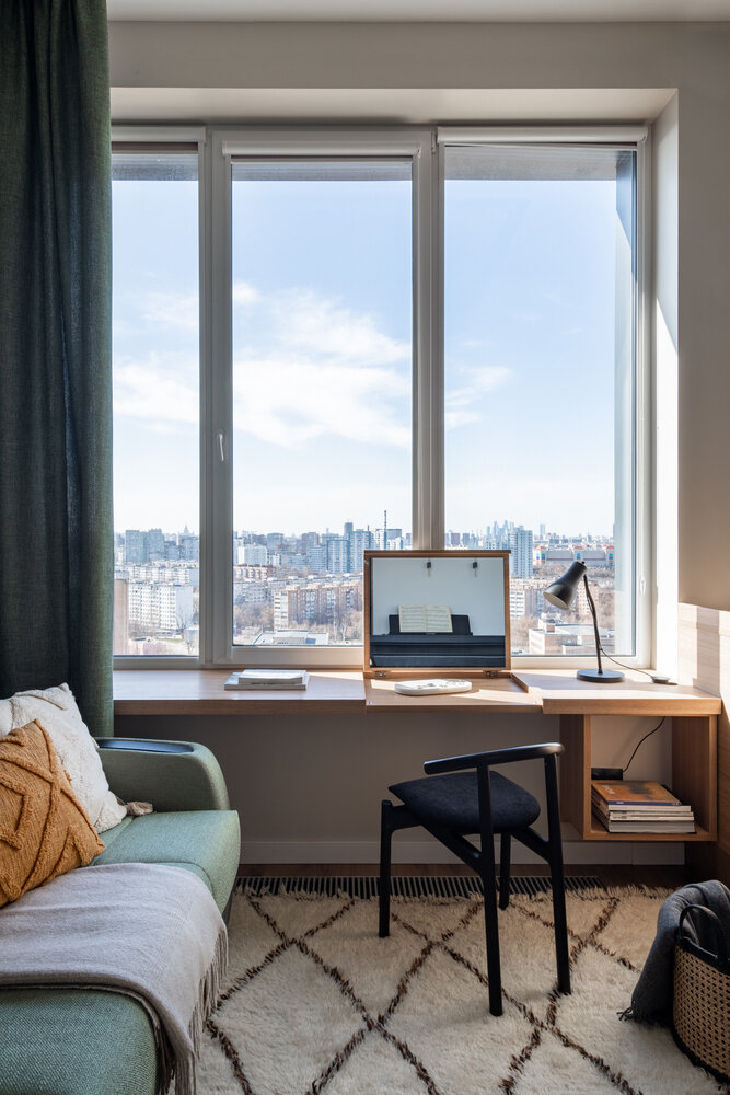 Предусмотрели еще и зеркало, так рабочий стол превращается в туалетный столик. Предусмотрели еще и зеркало, так рабочий стол превращается в туалетный столик.