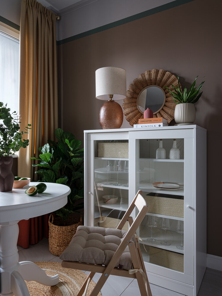 Круглая плетеная циновка повторяет форму стола с фигурными ножками и добавляет нотку прованса в интерьер, создавая дополнительный уют в помещении. На кухне можно заметить соответствующий элемент — зеркало в плетеной раме. Рядом с ним в качестве компаньона — крупный торшер со стеклянным основанием. Круглая плетеная циновка повторяет форму стола с фигурными ножками и добавляет нотку прованса в интерьер, создавая дополнительный уют в помещении. На кухне можно заметить соответствующий элемент — зеркало в плетеной раме. Рядом с ним в качестве компаньона — крупный торшер со стеклянным основанием.