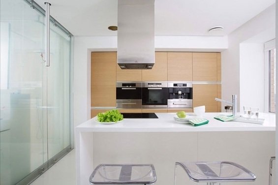 Фотография: Кухня и столовая в стиле Минимализм, Квартира, Цвет в интерьере, Дома и квартиры, Стены – фото на InMyRoom.ru