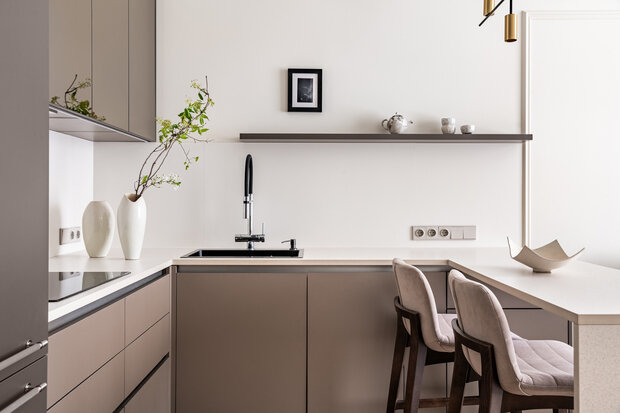 Фотография: Кухня и столовая в стиле Современный, Квартира, Проект дня, 2 комнаты, 40-60 метров, Анна Жижайкина, современный с элементами неоклассики – фото на INMYROOM