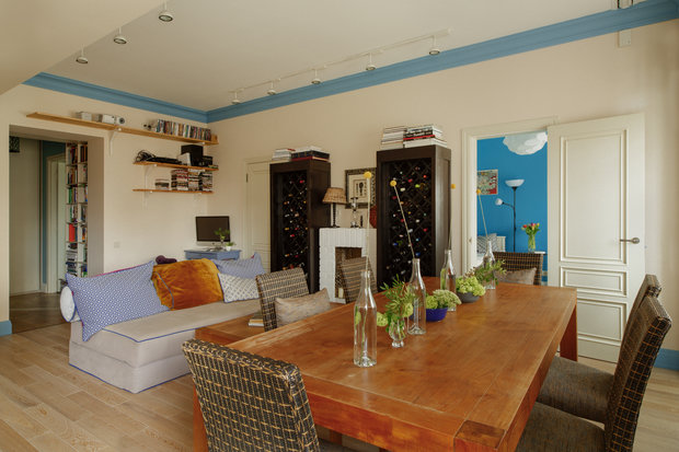 Фотография: Гостиная в стиле Скандинавский, Лофт, Эклектика, Квартира, Teak House, Белый, Проект недели, Москва, Бежевый, Синий, Голубой, Коричневый, ИКЕА, Manders, маленькая кухня, белая гостиная, порядок в детской, хранение книг в небольшой квартире, системы хранения для коридора, декор интерьера в скандинавском стиле, Анна Смирнова, Vesna-Leto – фото на INMYROOM