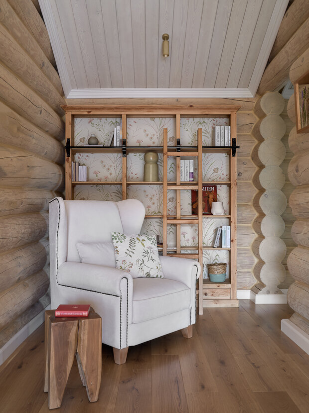 Стеллаж в холле второго этажа приобрели на небольшие деньги и модернизировали, задекорировав заднюю стенку обоями.