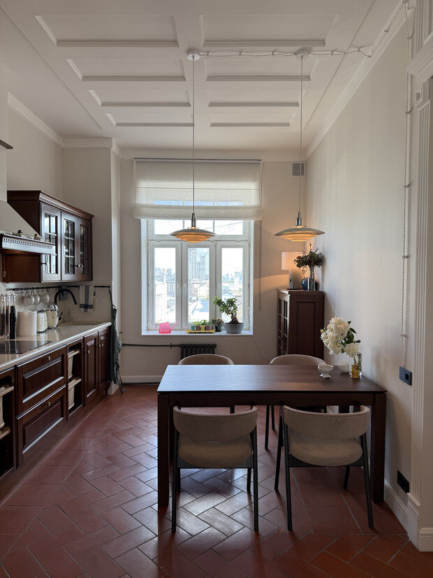 Фотография: Кухня и столовая в стиле Современный, Эклектика, Винтажный, Квартира, Проект дня, Москва, Кирпичный дом, 3 комнаты, 60-90 метров, Сабина Неровня, современный с элементами классики и лофта – фото на INMYROOM