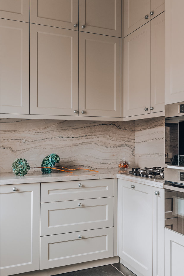 Фотография: Кухня и столовая в стиле Классический, Современный, Квартира, Проект недели, Санкт-Петербург, 3 комнаты, 60-90 метров, Наталья Комова – фото на INMYROOM