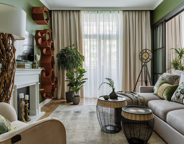 Интерьер гостиной напоминает джунгли, но не враждебные и опасные, а очень даже дружелюбные.