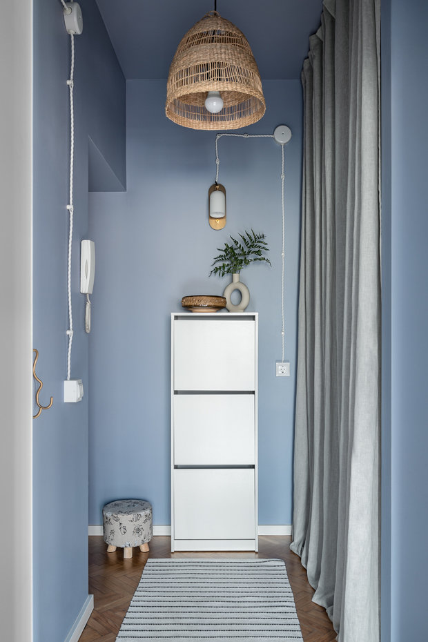 Хранение в прихожей спрятано в специально выстроенную нишу за красивыми льняными шторами. За ними находится модульная система хранения с настенным креплением, которую можно менять и дополнять по необходимости. Ниша дешевле, чем шкаф, а текстиль дешевле, чем двери индивидуального изготовления. А еще текстиль можно менять в зависимости от настроения.