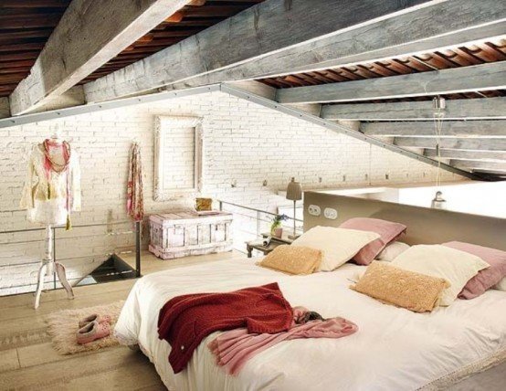 Фотография: Спальня в стиле Прованс и Кантри, Лофт, Декор интерьера, Дизайн интерьера, Цвет в интерьере, Балки, Розовый, Фуксия – фото на INMYROOM