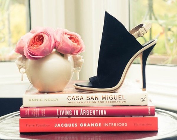 Фотография: Аксессуары в стиле , Гостиная, Декор интерьера, Декор дома, Советы, Стол, Журнальный столик – фото на INMYROOM Фотография: Аксессуары в стиле , Гостиная, Декор интерьера, Декор дома, Советы, Стол, Журнальный столик – фото на INMYROOM