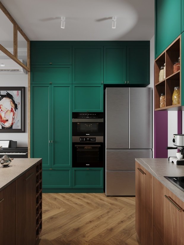 Чтобы создать ощущение, что кухня — это отдельное помещение, гарнитур вынесли на две противоположные стены и отделили от жилой комнаты перегородкой.