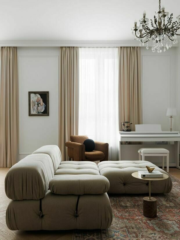 Фотография: Гостиная в стиле Классический, Современный, Квартира, Проект дня, Москва, 2 комнаты, 60-90 метров, современный с элементами классики и роскоши, современный с элементами неоклассики, Ксения Луб – фото на INMYROOM