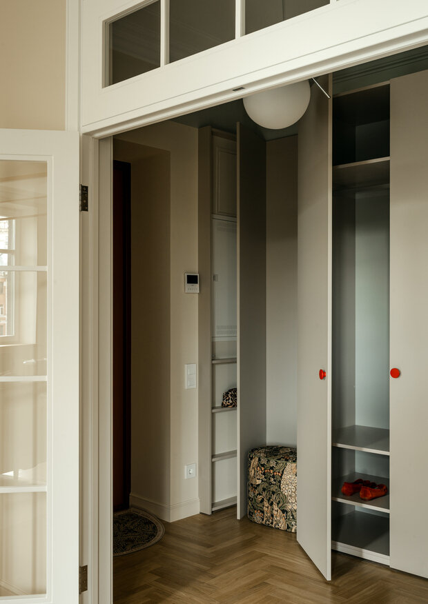 Фотография: Прихожая в стиле Современный, Эклектика, Винтажный, Квартира, Проект дня, Минск, Сталинка, 2 комнаты, 60-90 метров, Елена Ерашевич, современный с элементами эклектики, винтажный/классический – фото на INMYROOM