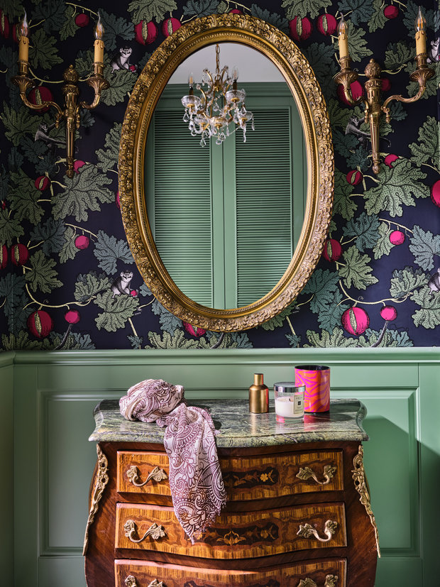 Комод и зеркало нашли на Авито, а бра в прихожей привезли из Франции с антикварного рынка.