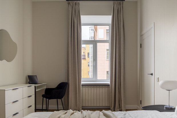 Фотография: Спальня в стиле , Квартира, Проект дня, Санкт-Петербург, Кирпичный дом, 2 комнаты, 60-90 метров, современный с элементами минимализма и арт-деко, Постели Ковёр – фото на INMYROOM