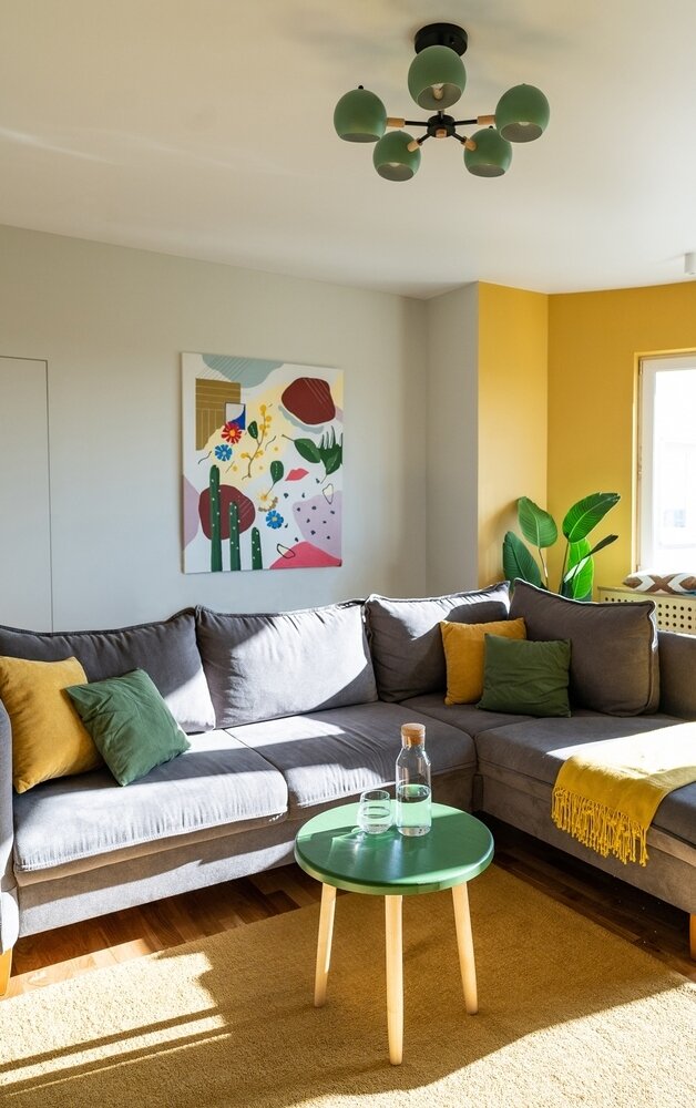 «Изначально по проекту в гостиной у дивана должен находиться журнальный столик. Но в какой-то момент заказчики решили от него отказаться. Когда было принято решение провести съемку получившегося интерьера, то столика явно не хватало. Тогда я решила сама сделать столик нужного размера в цвете, сочетающемся с интерьером гостиной, а заодно подарила заказчикам картину-постер, которую сама нарисовала. Картина отражает жизненный уклад заказчиков», — рассказывает дизайнер. «Изначально по проекту в гостиной у дивана должен находиться журнальный столик. Но в какой-то момент заказчики решили от него отказаться. Когда было принято решение провести съемку получившегося интерьера, то столика явно не хватало. Тогда я решила сама сделать столик нужного размера в цвете, сочетающемся с интерьером гостиной, а заодно подарила заказчикам картину-постер, которую сама нарисовала. Картина отражает жизненный уклад заказчиков», — рассказывает дизайнер.