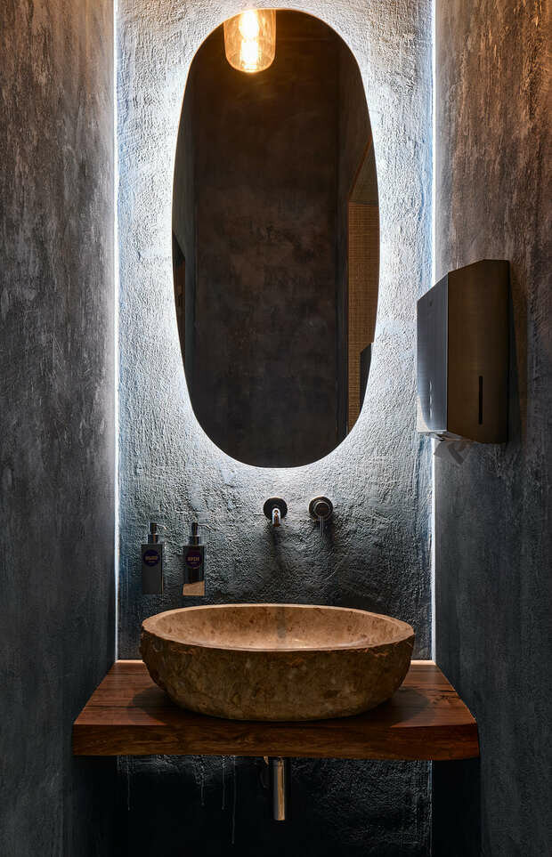 Интерьер ванной комнаты в стиле минимализм с каменной раковиной