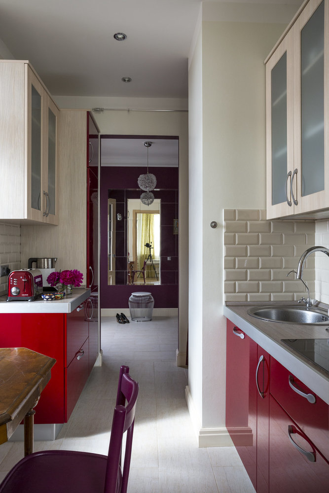 Фотография: Кухня и столовая в стиле Современный, Советы, Перепланировка, кухня в коридоре, Руслан Кирничанский, энциклопедия_перепланировка, энциклопедия_интерьер – фото на INMYROOM