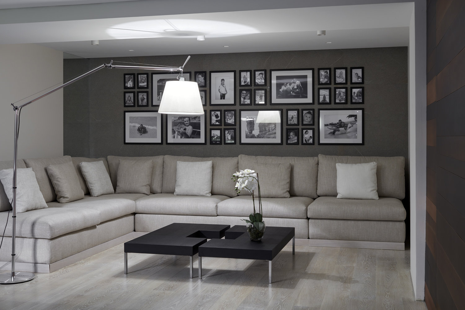 Фотография: Гостиная в стиле Минимализм, Современный, Дом, Подмосковье, Московская область, Монолитный дом, Александра Федорова, 4 и больше, Более 90 метров, Эксклюзивные проекты, Марфино – фото на INMYROOM